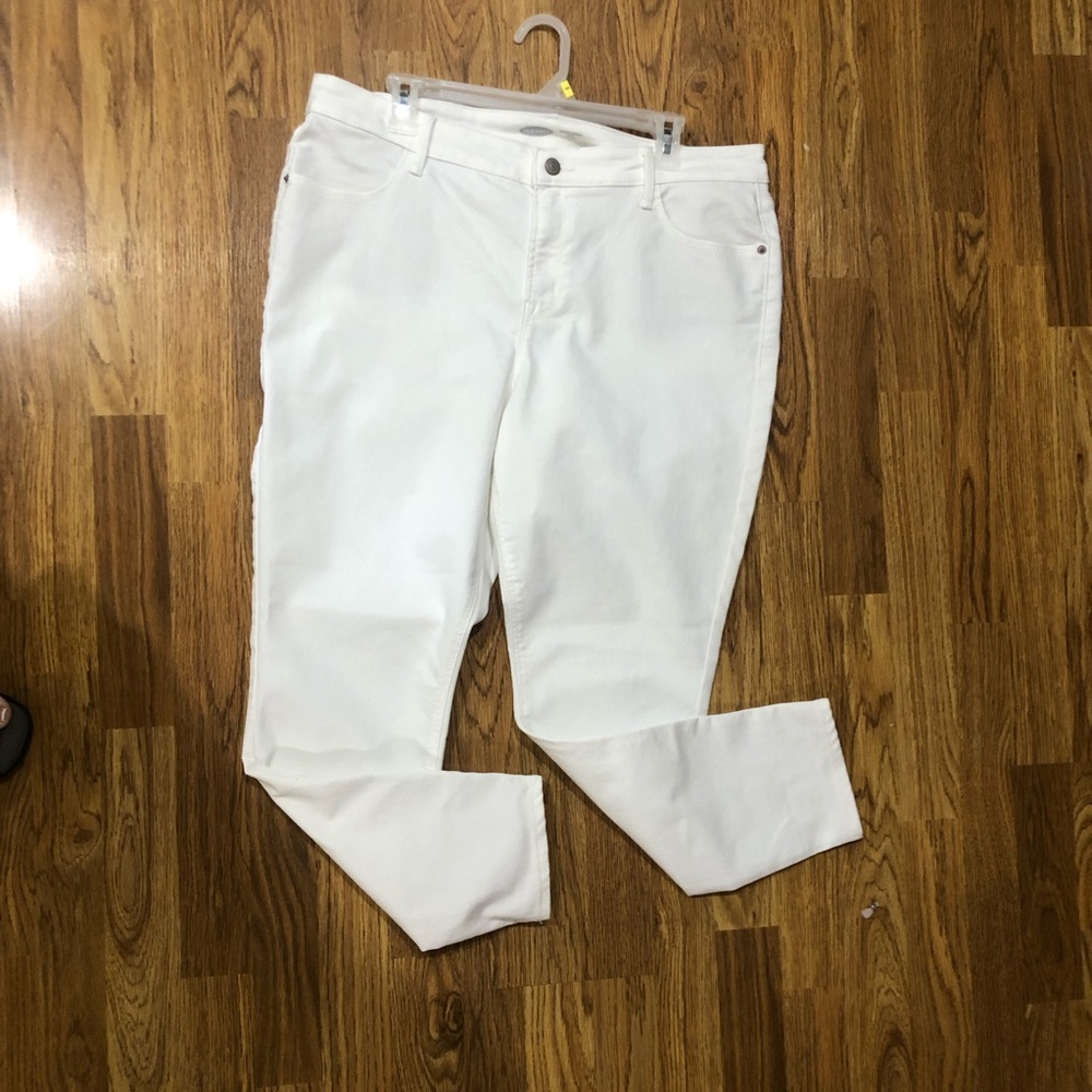 Ladies old navy stretch white denim jeans.
